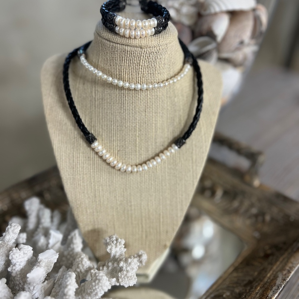 Elegant Black and White Pearl Necklace Set